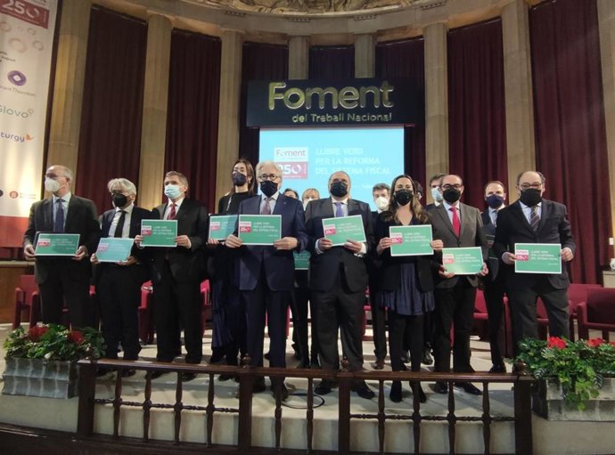 El presidente de Foment del Treball, Josep Sánchez Llibre, y miembros del Grupo de Expertos Tributarios en la presentación del Libro Verde para la reforma Fiscal española