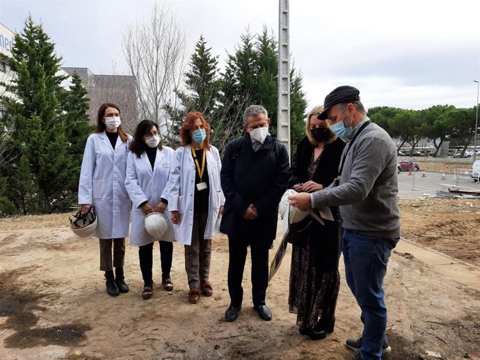 El consejero de Hacienda y Administración Pública, Celso González, y la consejera de Salud, María Somalo, han visitado hoy el Hospital de Calahorra para explicar la integración de la FHC en el SERIS