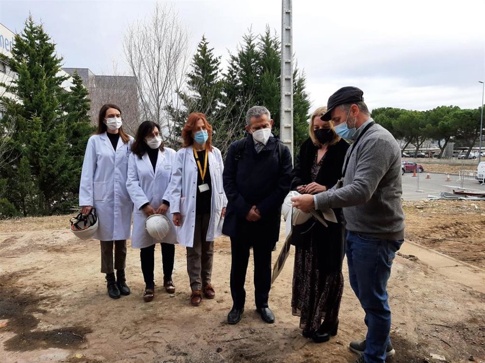 El consejero de Hacienda y Administración Pública, Celso González, y la consejera de Salud, María Somalo, han visitado hoy el Hospital de Calahorra para explicar la integración de la FHC en el SERIS