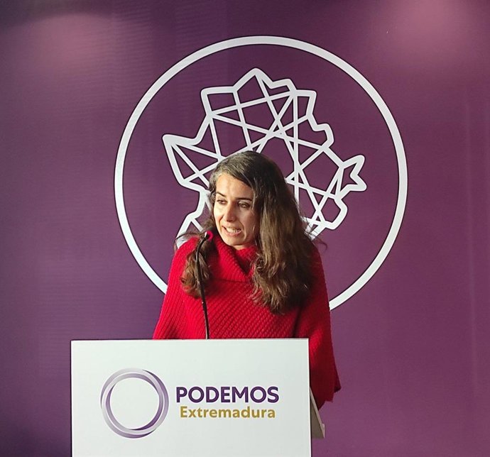 La coordinadora de Podemos Extremadura, Irene de Miguel, en rueda de prensa