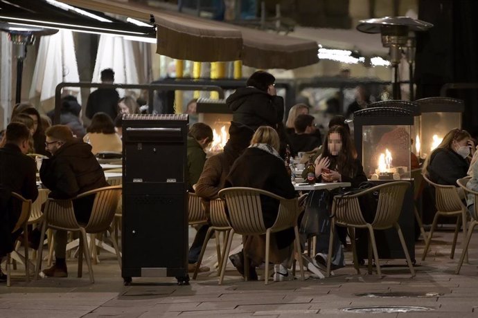 Ciudadanos en una zona de cañas en imagen de archivo