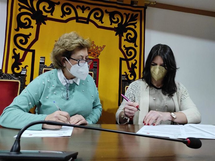 Joyera (dcha.) firma el convenio, observada por Luque (izda.)