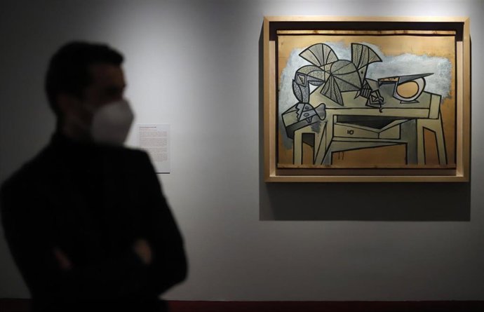 Varias personas observan la nueva  muestra de la exposición  'Cara a cara. Picasso y los maestros antiguos', en la pinacoteca malagueña.