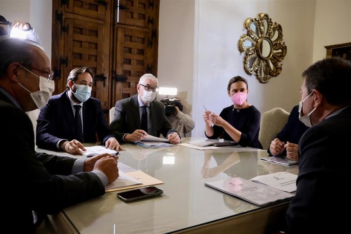 El presidente del PP de C-LM, Paco Núñez, durante su reunión con el presidente regional, Emiliano García-Page