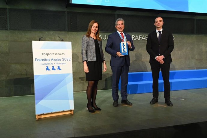 El gerente de Lipasam, Lucrecio Fernández, en el centro de la imagen, recoge el premio Pajaritas Azules.