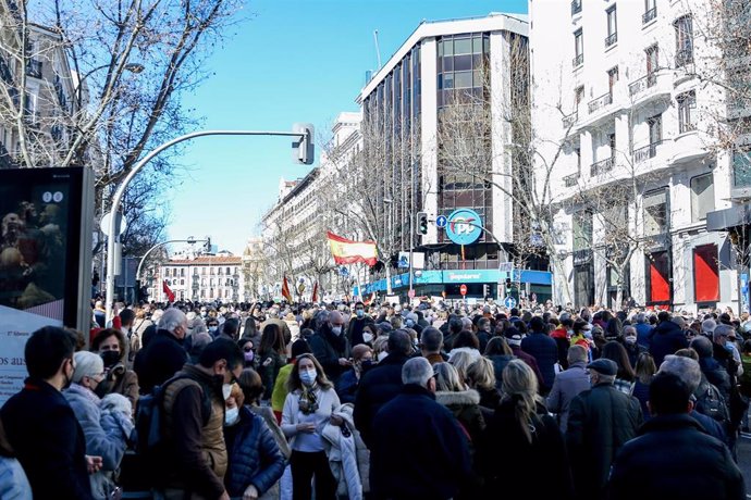 Varias personas en una concentración de apoyo a Díaz Ayuso, en la sede del Partido Popular, a 20 de febrero de 2022
