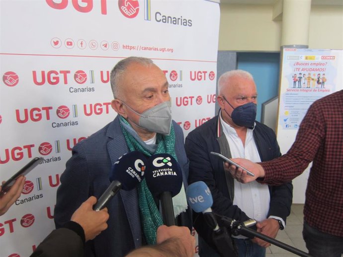 El secretario general de UGT, Pepe Álvarez, atiende a los medios de comunicación en Tenerife