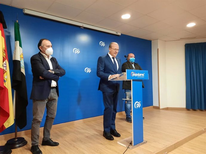 El presidente del PP extremeño, José Antonio Monago, acompañado de los presidentes provinciales de Badajoz y Cáceres, Manuel Naharro y Laureano León, respectivamente, en rueda de prensa sobre el Congreso Regional del partido