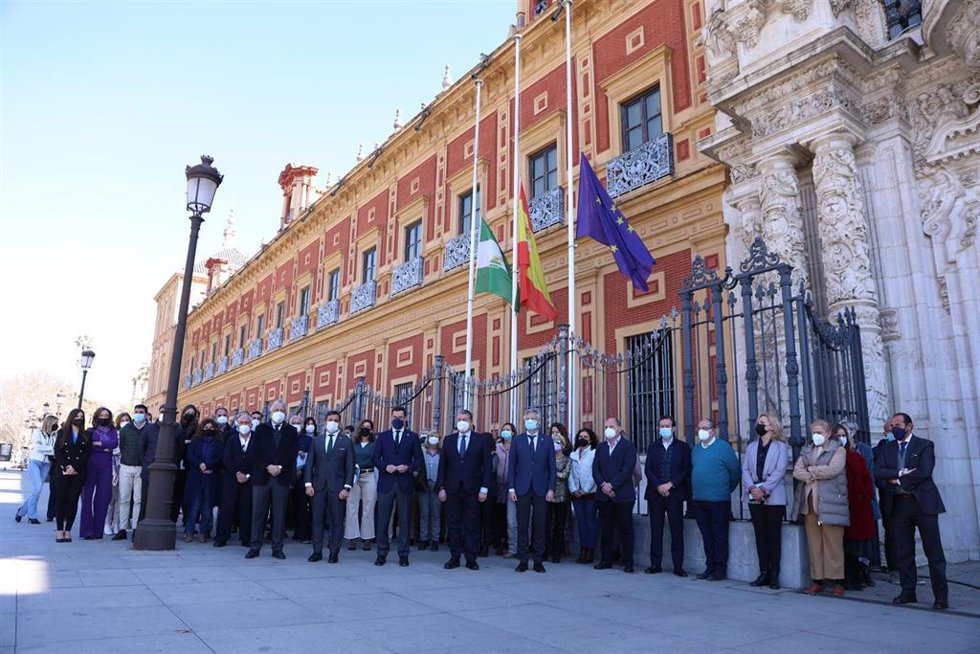 Minuto de silencio en la puerta del Palacio de San Telmo en recuerdo de las víctimas del pesquero español Villa de Pitanxo.