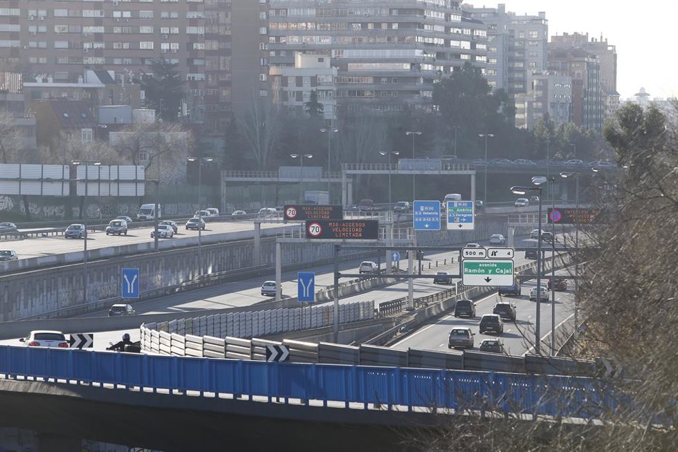Archivo - Imagen del tráfico de vehículos en Madrid
