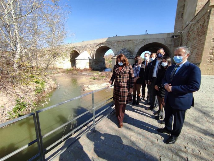 La consejera de Agricultura, Ganadería, Pesca y Desarrollo Sostenible de la Junta de Andalucía, Carmen Crespo, en una visita a los Sotos de la Albolafia en Córdoba.