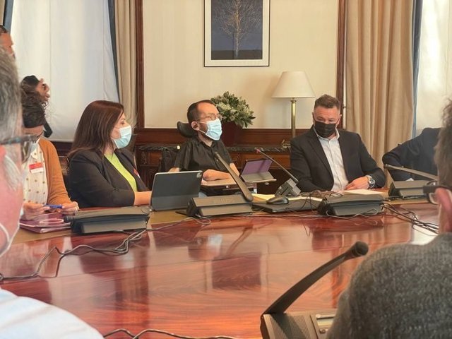 El portavoz de Unidas Podemos, Pablo Echenique, en el centro, en una reunión mantenida por este grupo con representantes de la plantilla de Navantia en Puerto Real (Cádiz)