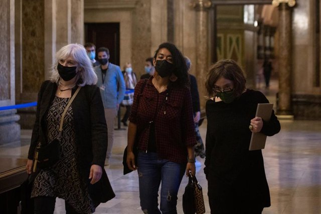 ARCHIVO - La presidenta de la CUP en el Parlamento, Dolors Sabater (1l), y la presidenta de la Cupaire, Eulàlia Reguant (1d), asisten a una reunión de la CUP con el presidente y el consejero de Economía en el Parlamento de Cataluña.  el 17 de noviembre de 2021 en Barcelona