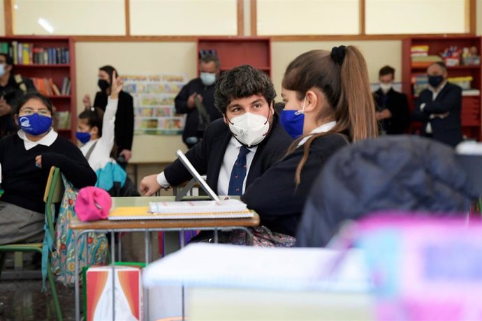El presidente de la Región de Murcia, Fernando López Miras, durante su visita al colegio Divino Maestro