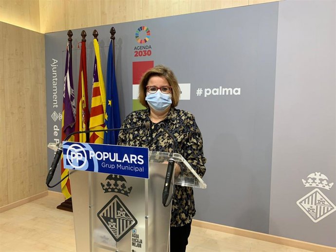La portavoz del PP en el Ayuntamiento de Palma, Mercedes Celeste, en una rueda de prensa.