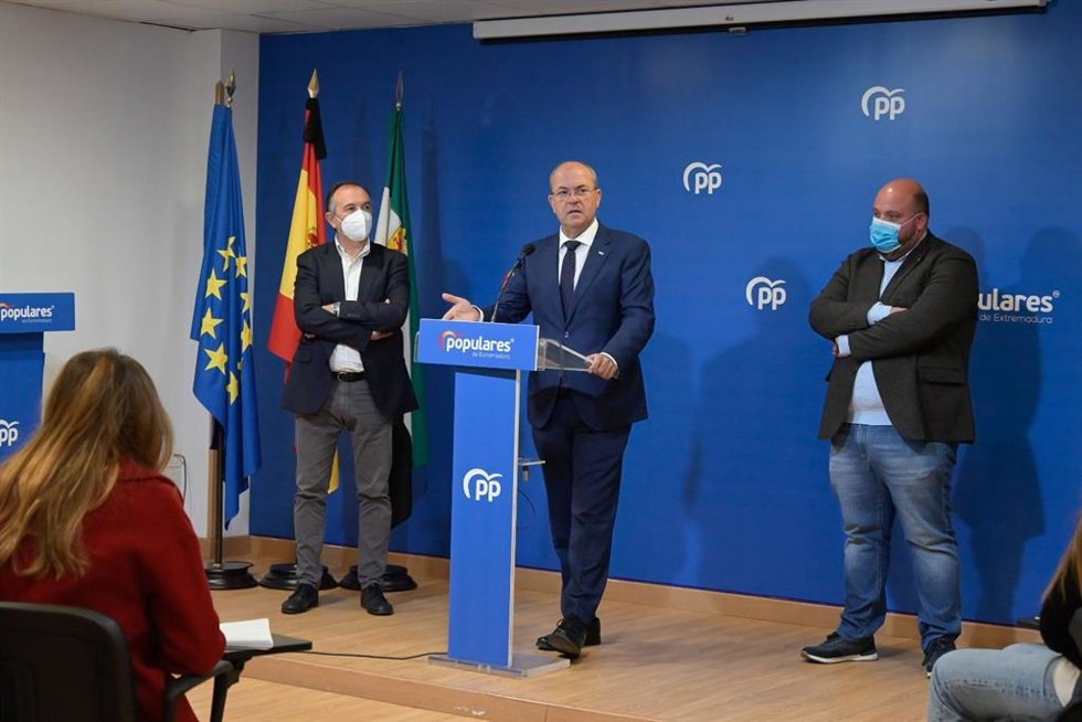 El presidente del PP de Extremadura, José Antonio Monago, en una rueda de prensa en Mérida.
