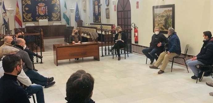 La alcaldesa de Alcalá de Guadaíra, Ana Isabel Jiménez, en una reunión con trabajadores de la empresa Santa Bárbara.