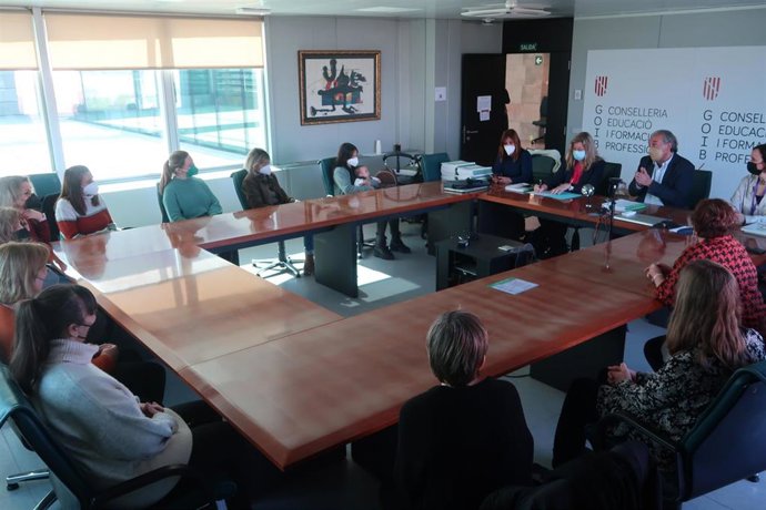 Los consellers Marí March y Patricia Gómez, durante la reunión con las maestras.