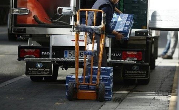 Archivo - Reparto camión distribución mercancías