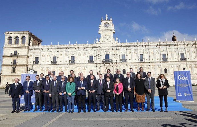 Foto de familia de los participantes del pleno de la Comisión de Diputaciones Provinciales, Cabildos y Consejos Insulares de la Federación Española de Municipios y Provincias (FEMP).