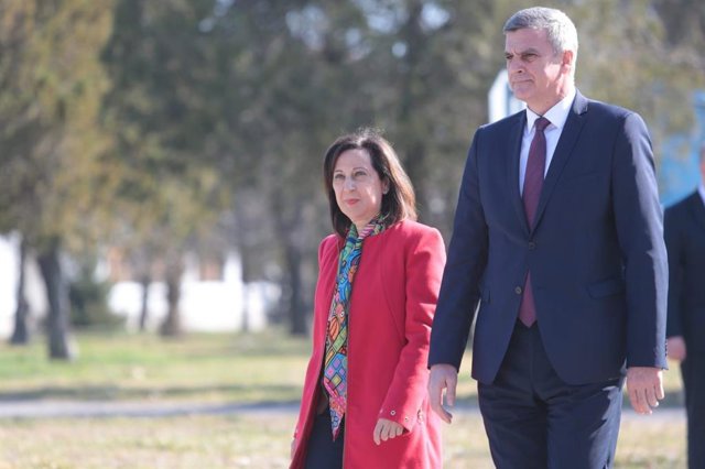 La ministra de Defensa, Margarita Robles, junto a su homólogo búlgaro, Stefan Yanev