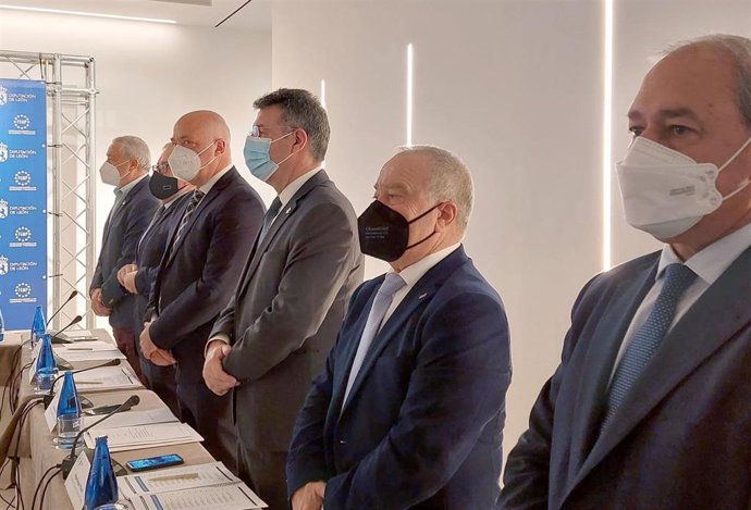 El presidente de la Diputación de Córdoba, Antonio Ruiz (tercero por la izda.), en el Pleno de la Comisión de Diputaciones Provinciales, Cabildos y Consejos Insulares de la Federación Española de Municipios y Provincias.