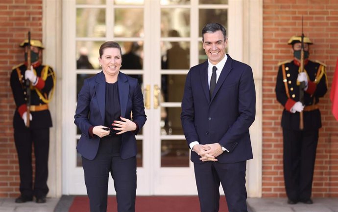 El presidente del Gobierno, Pedro Sánchez, y la primera ministra del Reino de Dinamarca, Mette Frederiksen, posan en el Palacio de la Moncloa, a 21 de febrero de 2022, en Madrid (España).