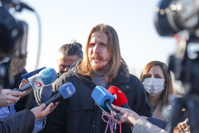 El candidato de Unidas Podemos a la Presidencia de Castilla y León, Pablo Fernández, atiende a los medios de comunicación en su visita al terreno comprado por el ayuntamiento de Villaquilambre, a 9 de febrero de 2022.