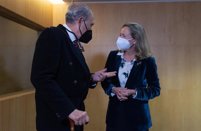 El promotor de la campaña 'Soy mayor, no idiota', Carlos Dan Juan y la vicepresidenta primera y ministra de Asuntos Económicos y Transformación Digital, Nadia Calviño.