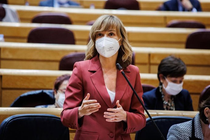 La ministra de Educación y Formación Profesional, Pilar Alegría, interviene en un pleno en el Senado, a 15 de febrero de 2022, en Madrid (España). El presidente del Gobierno ha vuelto a una sesión de control de Gobierno en el Senado, después de diciembr
