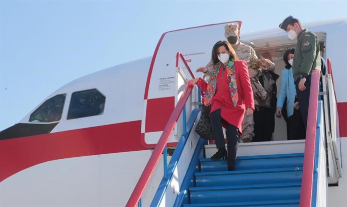 La ministra de Defensa, Margarita Robles, descendiendo del avión a su llegada a Bulgaria