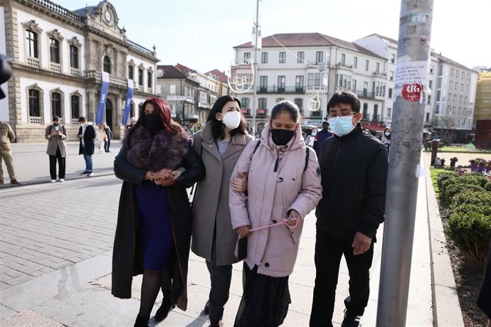 Familiares de los desaparecidos del 'Villa de Pitanxo' a su llegada a a Subdelegación del Gobierno en Pontevedra.