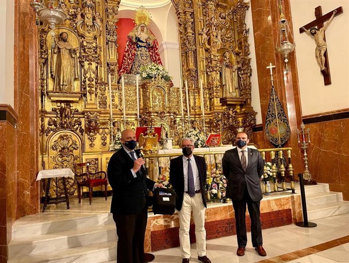 Acto de entrega del desfibrilador automático de Quirónsalud a la Hermandad de la Esperanza de Triana.