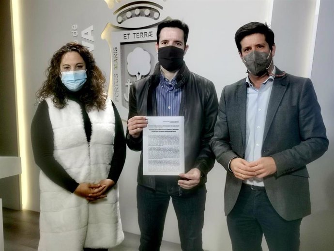 El portavoz de Cs en el Ayuntamiento de Huelva,Guillermo García de Longoria, junto a la viceportavoz, Noelia Álvarez, y un representante de la de la Asociación de Vehículos Eléctricos de Huelva (AUVE_Huelva).