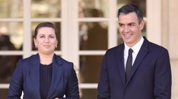 El presidente del Gobierno, Pedro Sánchez, y la primera ministra del Reino de Dinamarca, Mette Frederiksen, posan en el Palacio de la Moncloa, a 21 de febrero de 2022, en Madrid (España).