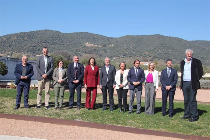 Autoridades asistentes, en Medina Azarahara, a la presentación del partido oficial, clasificatorio para el Mundial de Baloncesto de 2023, entre España y Ucrania.