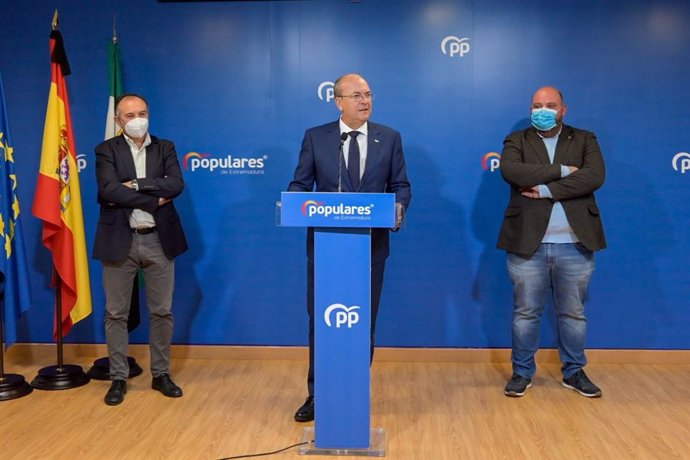 El presidente del PP extremeño, José Antonio Monago, y los presidentes provinciales de Badajoz y Cáceres, Manuel Naharro y Laureano León, respectivamente, en rueda de prensa sobre el Congreso Regional del partido