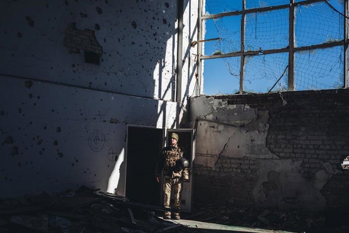 Un soldado ucraniano en las ruinas de lo que antes era un polideportivo en un pueblo cercano a la línea de contacto, a 15 de febrero de 2022, en Marinka, Oblast de Donetsk (Ucrania).