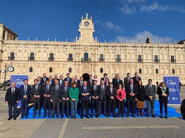 Asistentes a la reunión de la comisión de diputaciones de la FEMP.