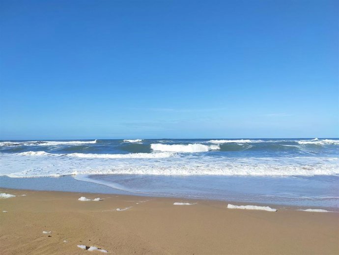 Playa de la Ñora, en Gijón. Oleaje, temporal, fenómenos costeros.