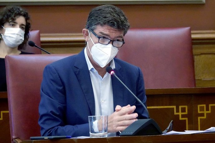 Archivo - El primer teniente de alcalde y concejal de Servicios Públicos del Ayuntamiento de Santa Cruz de Tenerife, Guillermo Díaz Guerra