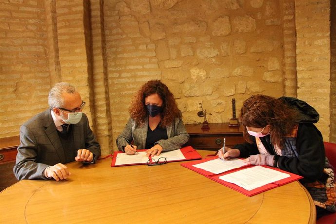 Firma de la renovación de la cesión del local donde trabaja la Asociación de Mujeres Carmen Vendrell.
