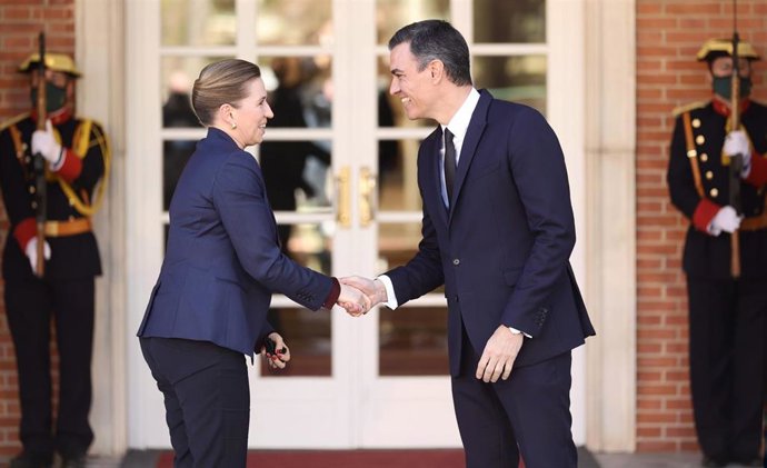 El presidente del Gobierno, Pedro Sánchez, saluda a la primera ministra del Reino de Dinamarca, Mette Frederiksen, en el Palacio de la Moncloa, a 21 de febrero de 2022, en Madrid (España).
