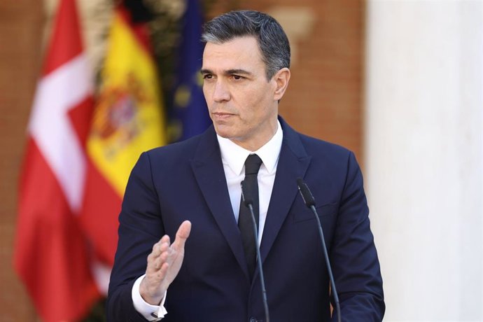 El presidente del Gobierno, Pedro Sánchez, comparece tras una reunión con la primera ministra del Reino de Dinamarca, en el Palacio de la Moncloa, a 21 de febrero de 2022, en Madrid (España).