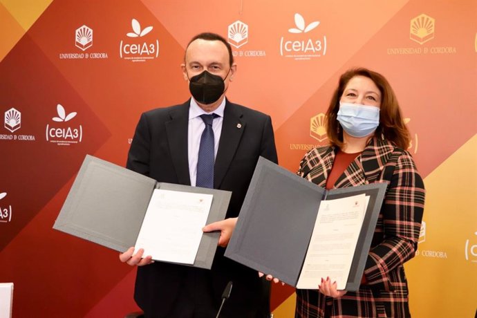 Gómez Villamandos y Crespon muestra el convenio firmado.