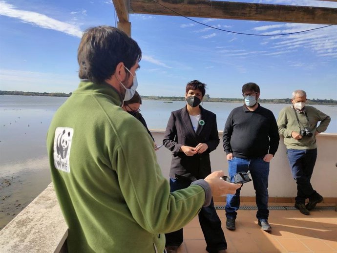 La portavoz de Adelante Andalucía, Teresa Rodríguez, durante su visita a Doñana.