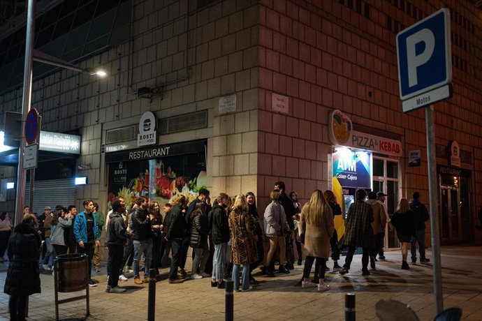 Un grup de persones espera per entrar a una discoteca.