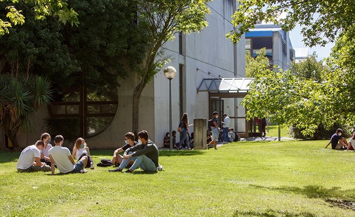 Archivo - Estudiantes en la UPNA.