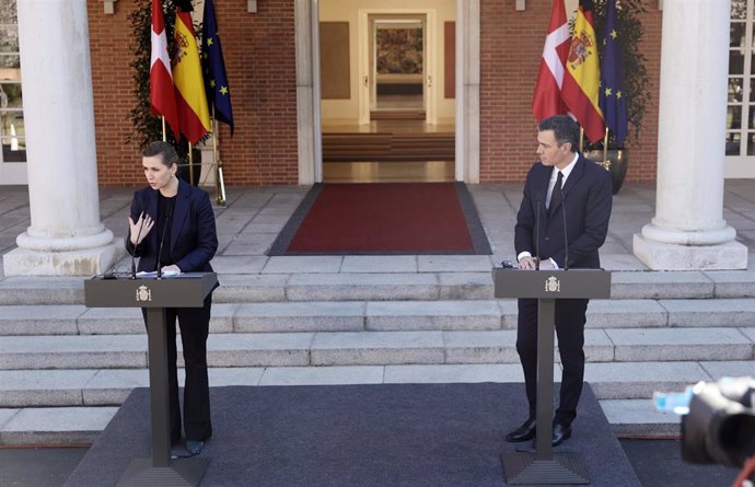 La primera ministra del Reino de Dinamarca, Mette Frederiksen, y el presidente del Gobierno, Pedro Sánchez, comparecen tras una reunión en el Palacio de la Moncloa, a 21 de febrero de 2022, en Madrid (España).