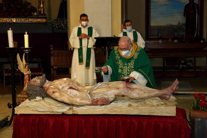 La cofradía del Santo Sepulcro de Barbastro cuenta con una nueva escultura del 'Cristo Yacente'.